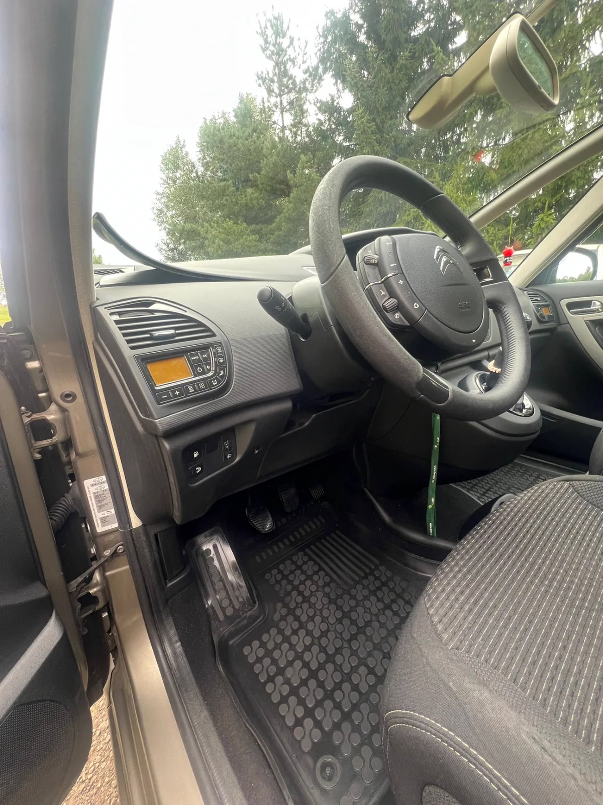 Volant, palubní deska a textilní sedačka Citroënu z naší galerie